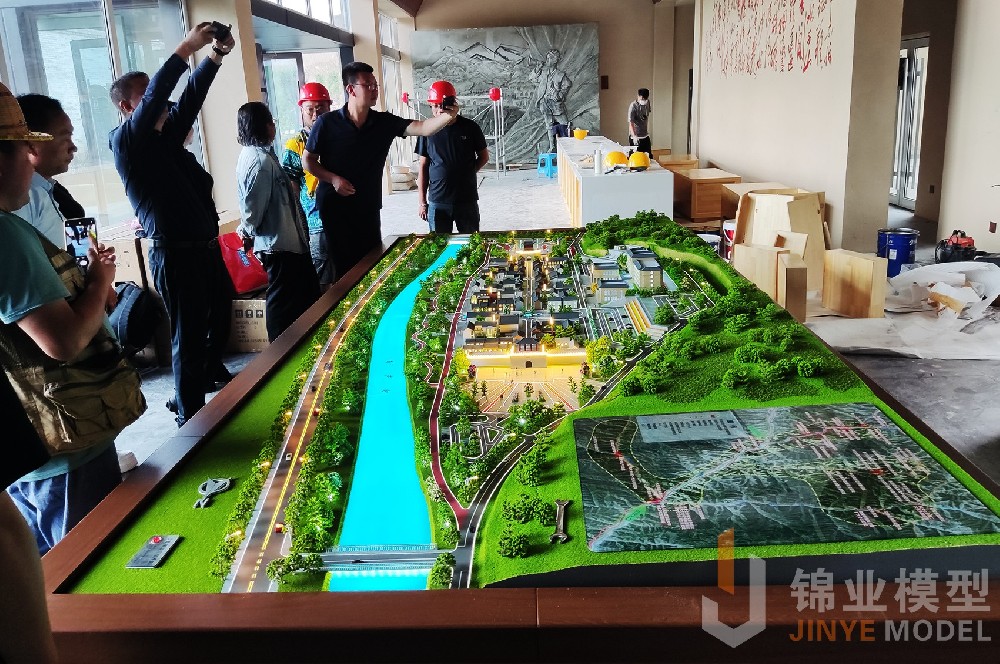华池县领导在沙盘模型安装现场参观沙盘