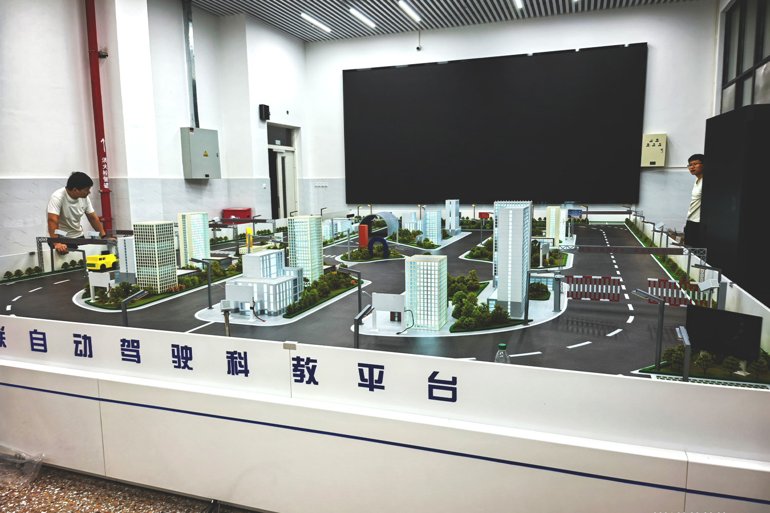 西安沙盘模型公司制作的自动驾驶实训沙盘现场照片